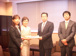 署名提出2010-外務省.JPG