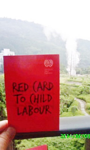 霧島温泉より「児童労働にレッドカード」 写真